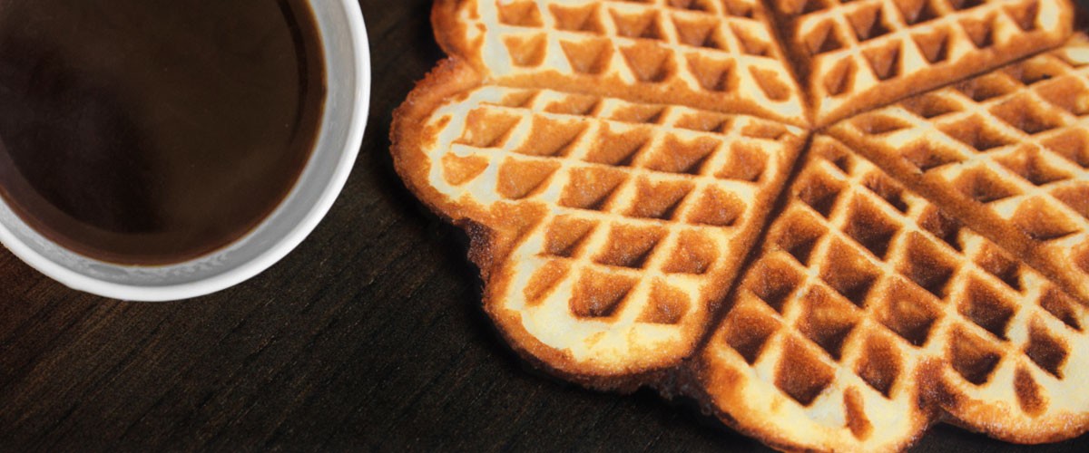 Waffel, frisch gemacht mit einer Tasse Kaffee